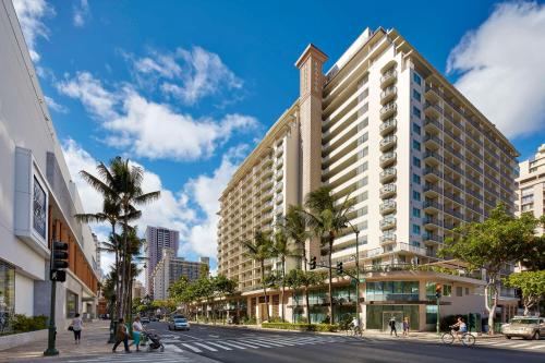 uma representação de um grande edifício numa rua da cidade em Hilton Garden Inn Waikiki Beach em Honolulu