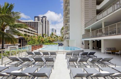 สระว่ายน้ำที่อยู่ใกล้ ๆ หรือใน Hilton Garden Inn Waikiki Beach
