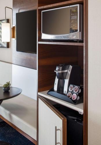 ครัวหรือมุมครัวของ Hilton Garden Inn Waikiki Beach