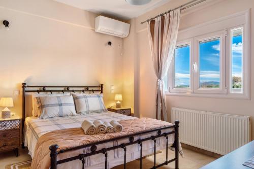 sypialnia z łóżkiem i oknem w obiekcie Villa Elida 