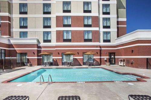 a large swimming pool in front of a building at Hilton Garden Inn Jackson/Flowood in Flowood