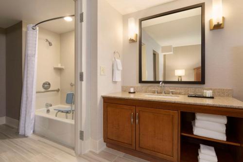 y baño con lavabo y espejo. en Embassy Suites by Hilton El Paso en El Paso