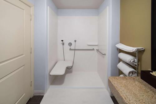 Baño blanco pequeño con aseo y toallas en La Quinta by Wyndham Austin - Cedar Park, en Cedar Park
