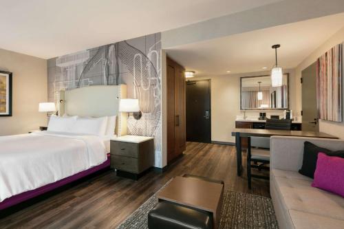 Tempat tidur dalam kamar di Embassy Suites By Hilton Berkeley Heights