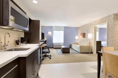 Habitación de hotel con cocina y sala de estar. en Home2 Suites by Hilton Houston Willowbrook en Houston