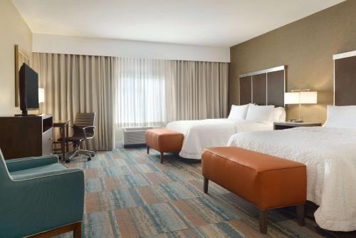 ein Hotelzimmer mit 2 Betten und einem TV in der Unterkunft Hampton Inn by Hilton Elko Nevada in Elko