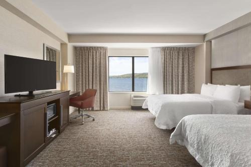 Habitación de hotel con 2 camas y TV de pantalla plana. en Hampton Inn Penn Yan, NY en Penn Yan