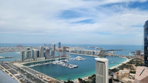 Een luchtfoto van DAMAC Heights in Dubai Marina