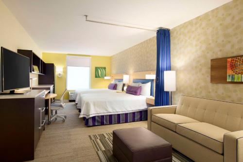 um quarto de hotel com uma cama e um sofá em Home2 Suites by Hilton Houston Energy Corridor em Houston