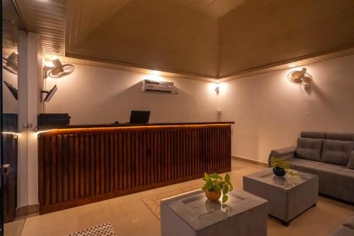 Agonda Serenity Resort في أغوندا: غرفة معيشة مع أريكة وطاولة وأريكة