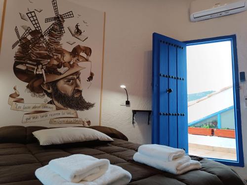 1 dormitorio con 1 cama con un mural de vaquero en Rincones de Darío: Capítulo II, en Puerto Lápice