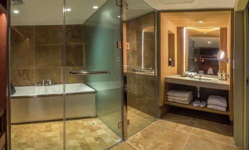 y baño con ducha y lavamanos. en Doubletree By Hilton Iquitos, en Iquitos