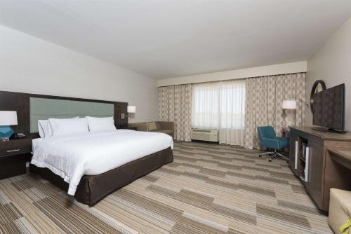 een hotelkamer met een bed en een televisie bij Hampton Inn Westfield Indianapolis in Westfield