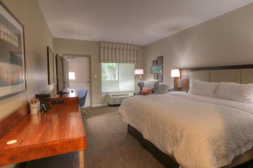 Pokój hotelowy z łóżkiem i biurkiem z biurkiem w obiekcie Hampton Inn Gatlinburg Historic Nature Trail, Tn w mieście Gatlinburg