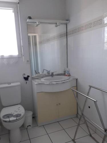 une salle de bain blanche avec des toilettes et un lavabo dans l'établissement Villa quartier des Arros - 4428, à Soulac-sur-Mer