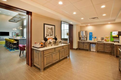 a large room with a kitchenasteryasteryasteryasteryasteryasteryasteryasteryasteryastery at Hampton Inn & Suites By Hilton, Southwest Sioux Falls in Sioux Falls