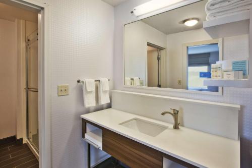 a bathroom with a sink and a mirror at Hampton Inn & Suites By Hilton, Southwest Sioux Falls in Sioux Falls