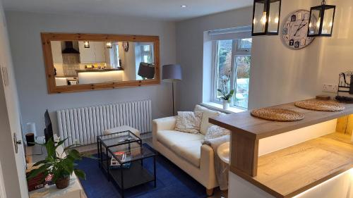 uma sala de estar com um sofá e um espelho em NEW 2 bedrooms with private ensuite bathrooms near Heathrow em Ashford