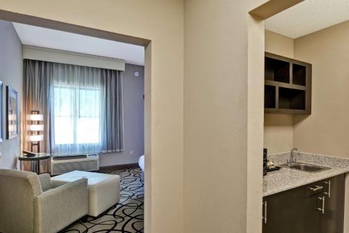 um quarto de hotel com uma cozinha e uma sala de estar em DoubleTree by Hilton Hattiesburg, MS em Hattiesburg