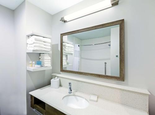Hampton Inn & Suites Houston/Atascocita, Tx في همبل: حمام مع حوض ومرآة