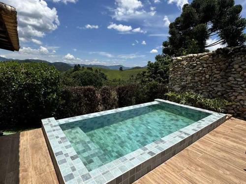 uma piscina com vista para as montanhas em Maua Brasil Hotelaria em Visconde de Mauá