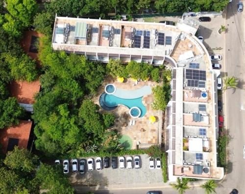an overhead view of a swimming pool with a pool at Ubaia charme & conforto in Pipa