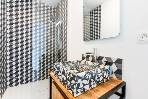 a bathroom with a sink and a mirror at Le Larsen in Liévin