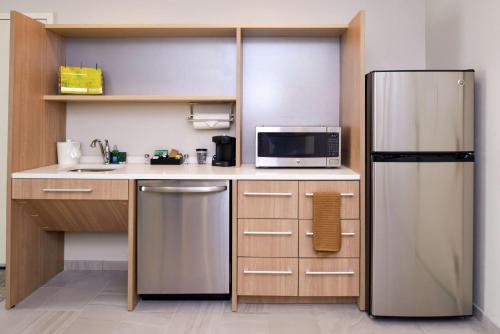 Cuisine ou kitchenette dans l'établissement Home2 Suites By Hilton Merrillville