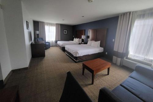 um quarto de hotel com duas camas e um sofá em Comfort Inn em Somerset