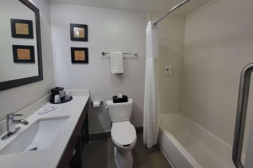 La salle de bains est pourvue de toilettes, d'un lavabo et d'une baignoire. dans l'établissement Comfort Inn Somerset KY, à Somerset