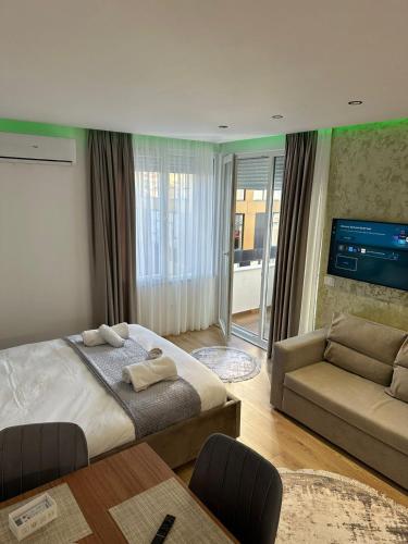 um quarto com uma cama grande e um sofá em Luxury Apartment Tirana em Tirana