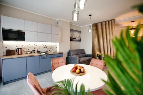 ザジェチェにあるLaguna Beskidów Resort - Apartament A59のキッチン、テーブル(フルーツボウル付)