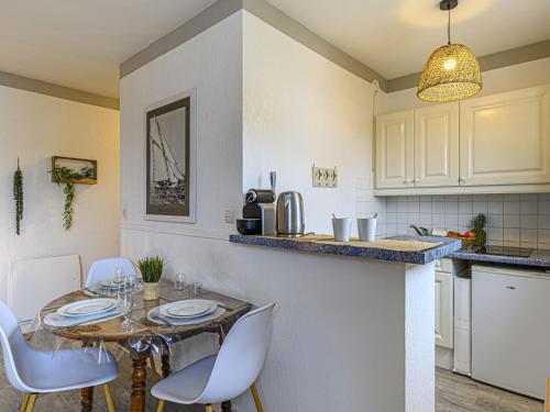 une cuisine et une salle à manger avec une table et des chaises dans l'établissement Studio La Meunerie-2 by Interhome, à La Trinité-sur-Mer