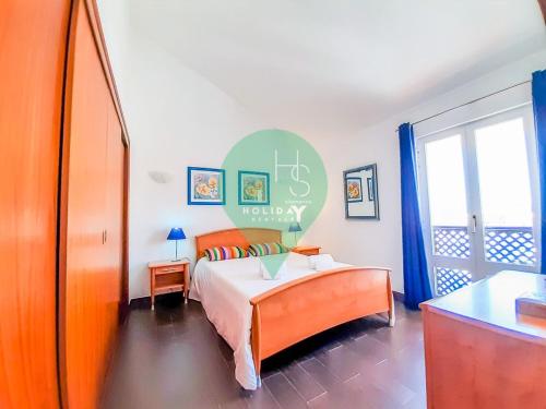 1 dormitorio con cama y ventana grande en Penthouse Duplex Vista Marina T1 Ap por HsRentals en Vilamoura