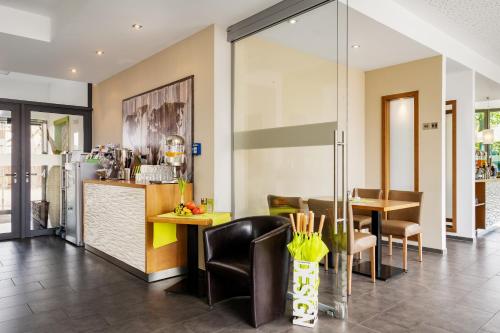 a kitchen and dining room with a table and chairs at Radlon Fahrrad-Komfort-Hotel in Waren