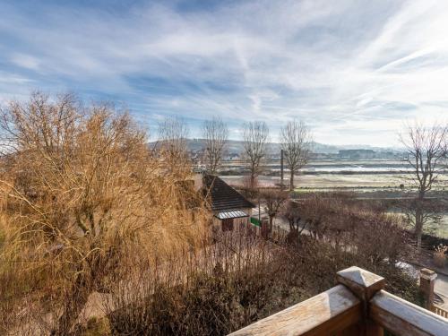 - une vue sur un champ avec une maison et des arbres dans l'établissement Apartment Eurydice by Interhome, à Cabourg