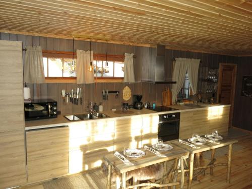 eine Küche mit einer Holzarbeitsplatte und einem Tisch in der Unterkunft Holiday Home Staksholmen - SOW725 by Interhome in Konsmo
