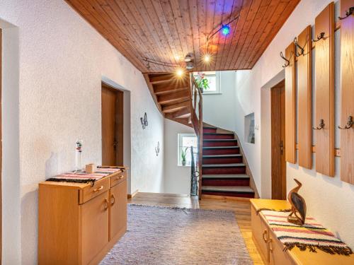 ReichenauにあるHoliday Home Haus Hilda by Interhomeの階段廊下