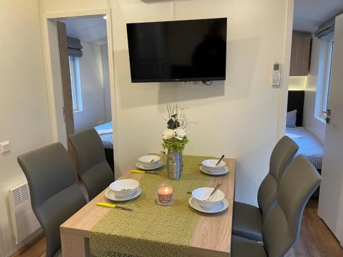 mesa de comedor con sillas y TV en la pared en Holiday Home Heike by Interhome, en Wemding