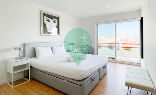 um quarto com uma cama e uma grande janela em Penthouse Triplex com Jacuzzi T3 HsR Vilamarina em Quarteira