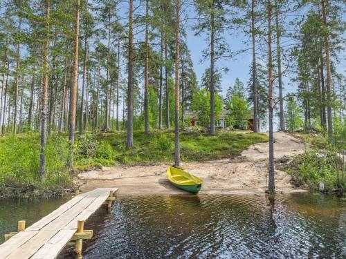 ein gelbes Boot auf dem Wasser neben einem Dock in der Unterkunft Holiday Home Malmi by Interhome in Jyrkkä