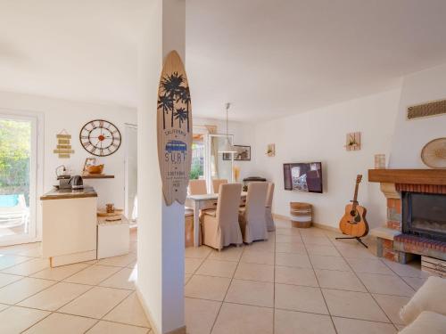 un salon avec une planche de surf sur le mur dans l'établissement Holiday Home Le Laurier by Interhome, à Le Plan