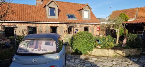 a small car parked in front of a house at Studio Malow in Arques