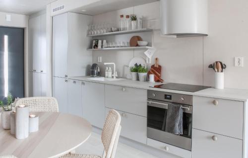 Dapur atau dapur kecil di Gorgeous Home In Bjorli With Wifi