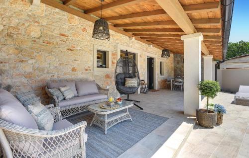 Χώρος καθιστικού στο Stunning Home In Krnica With Wifi