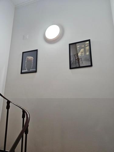 trzy zdjęcia na białej ścianie z okrągłym sufitem w obiekcie Vila Queirós - Cozy&Sweet w Lizbonie