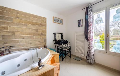 Kylpyhuone majoituspaikassa Cozy Home In Le Vaumain With Kitchen