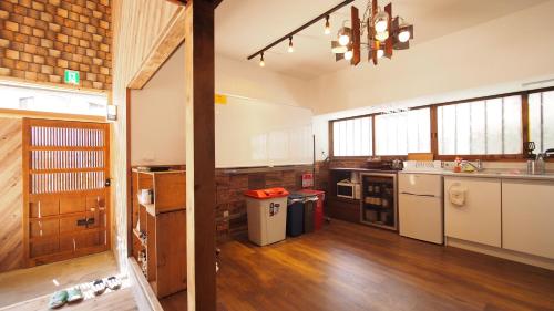 cocina grande con suelo de madera y armarios blancos en 2 separate houses※Garden/Hakone 3min walk from Sta en Hakone