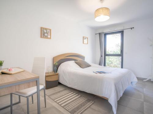 une chambre avec un lit, un bureau et une fenêtre dans l'établissement Apartment Le Diamanti-2 by Interhome, à Saint-Aygulf