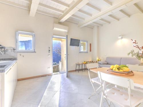 Kuchyň nebo kuchyňský kout v ubytování Apartment Noce by Interhome